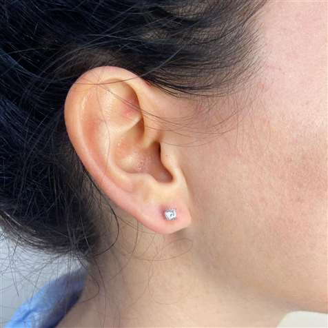 Orecchino Punto Luce Rodiato E Zirconi Stud Tondo 4 Griffe Zircone 4Mm in Argento 925